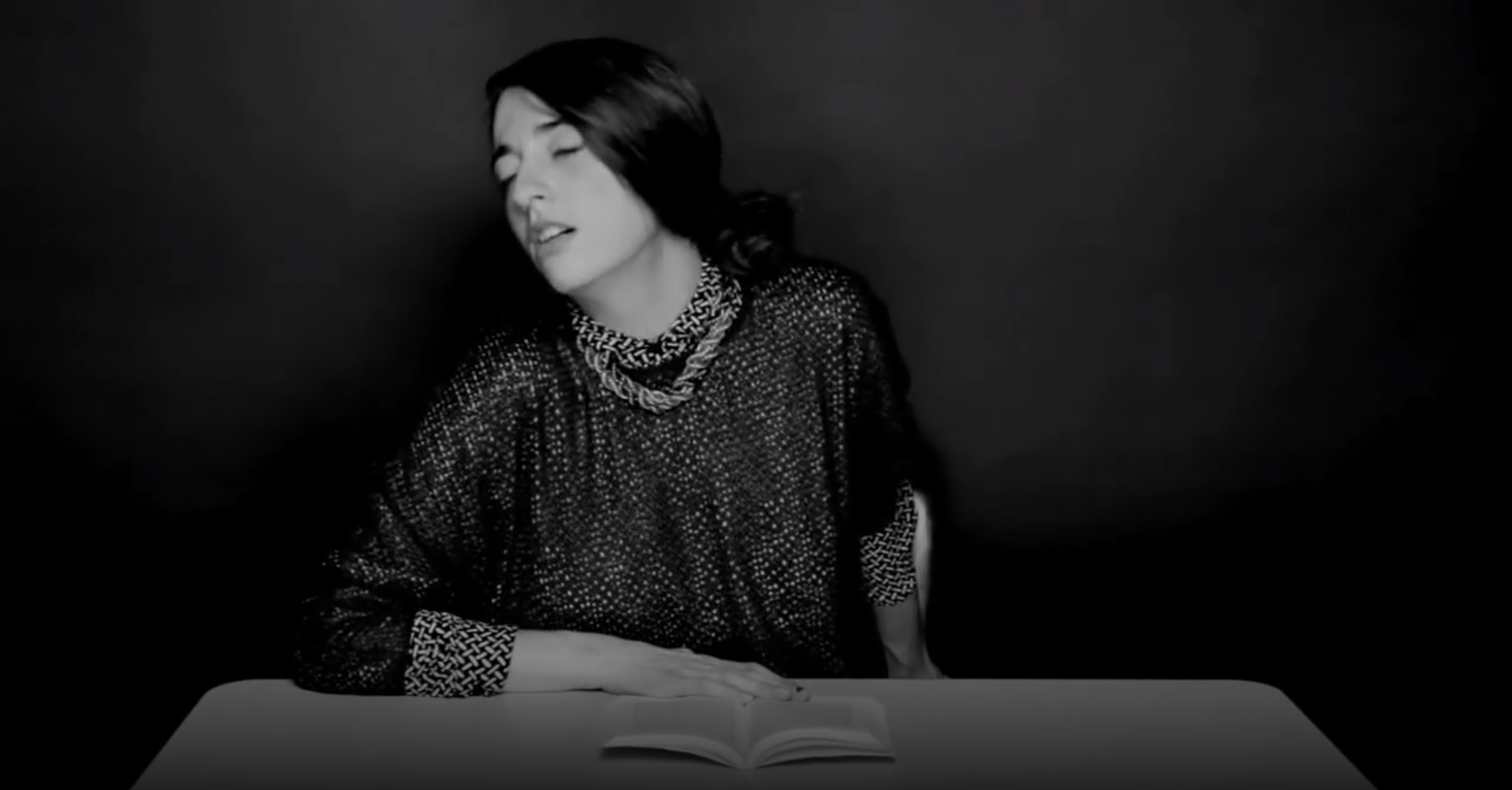 Une française jouit comme une cochonne en lisant un livre